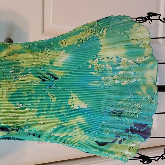 Stretchy Peplum Top - Picture 3 of 6